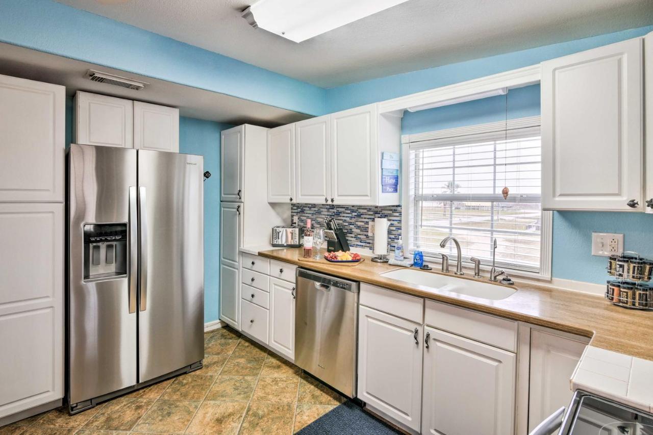 Surfside Beach Gem With Deck - 1 Block To Shore! Freeport Eksteriør bilde