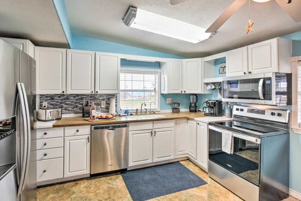 Surfside Beach Gem With Deck - 1 Block To Shore! Freeport Eksteriør bilde